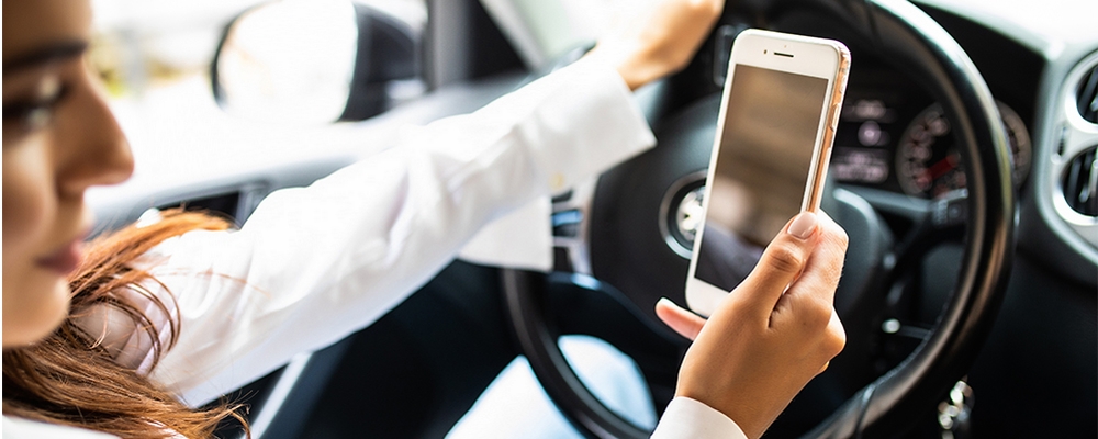 Pas de cellulaire au volant, même si le véhicule est à l'arrêt